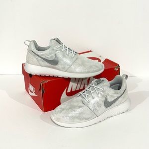NIB Nike Metallic Platinum Roshe One Premium Casual Athletic Sneakers